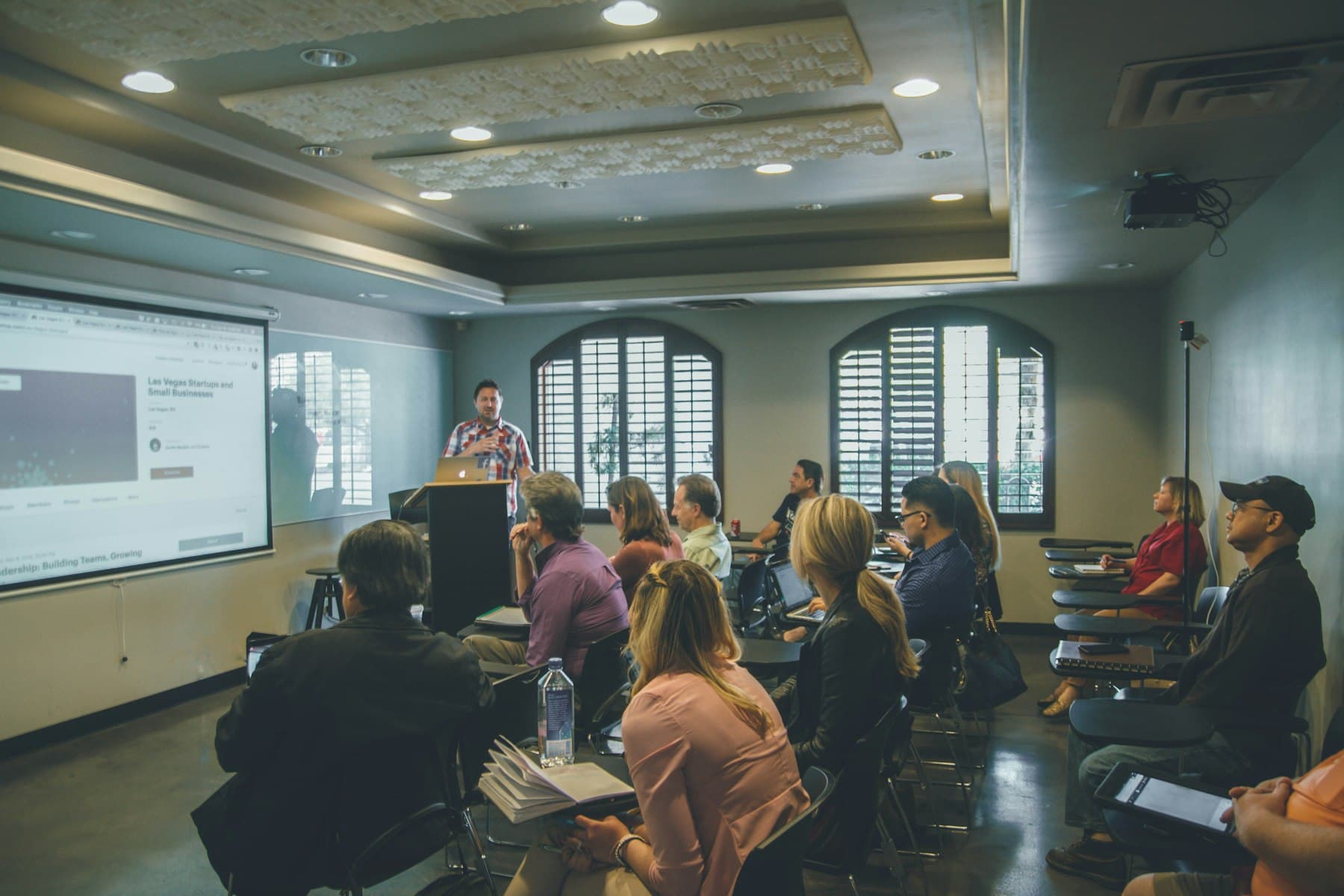 Session de formation en salle avec un formateur et des participants