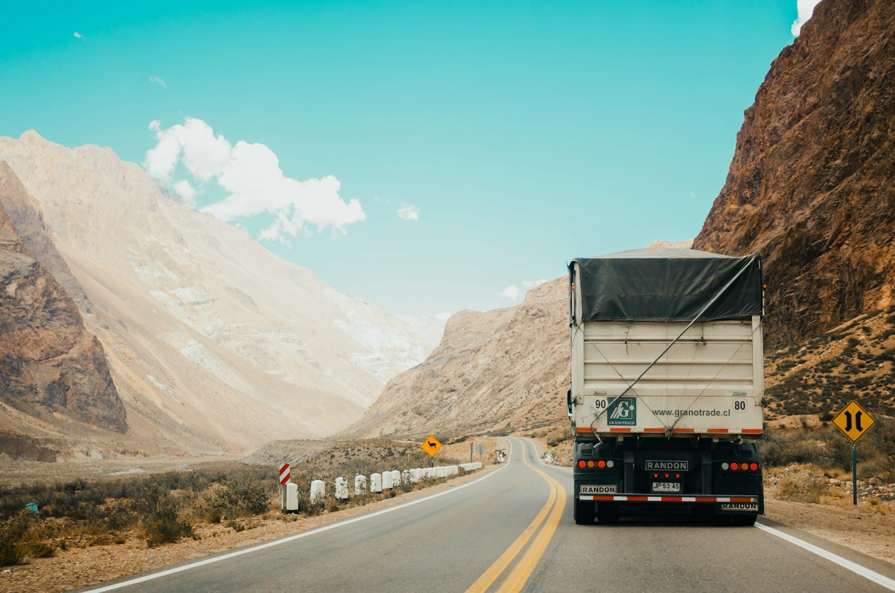 Camion de marchandises traversant une route de montagne