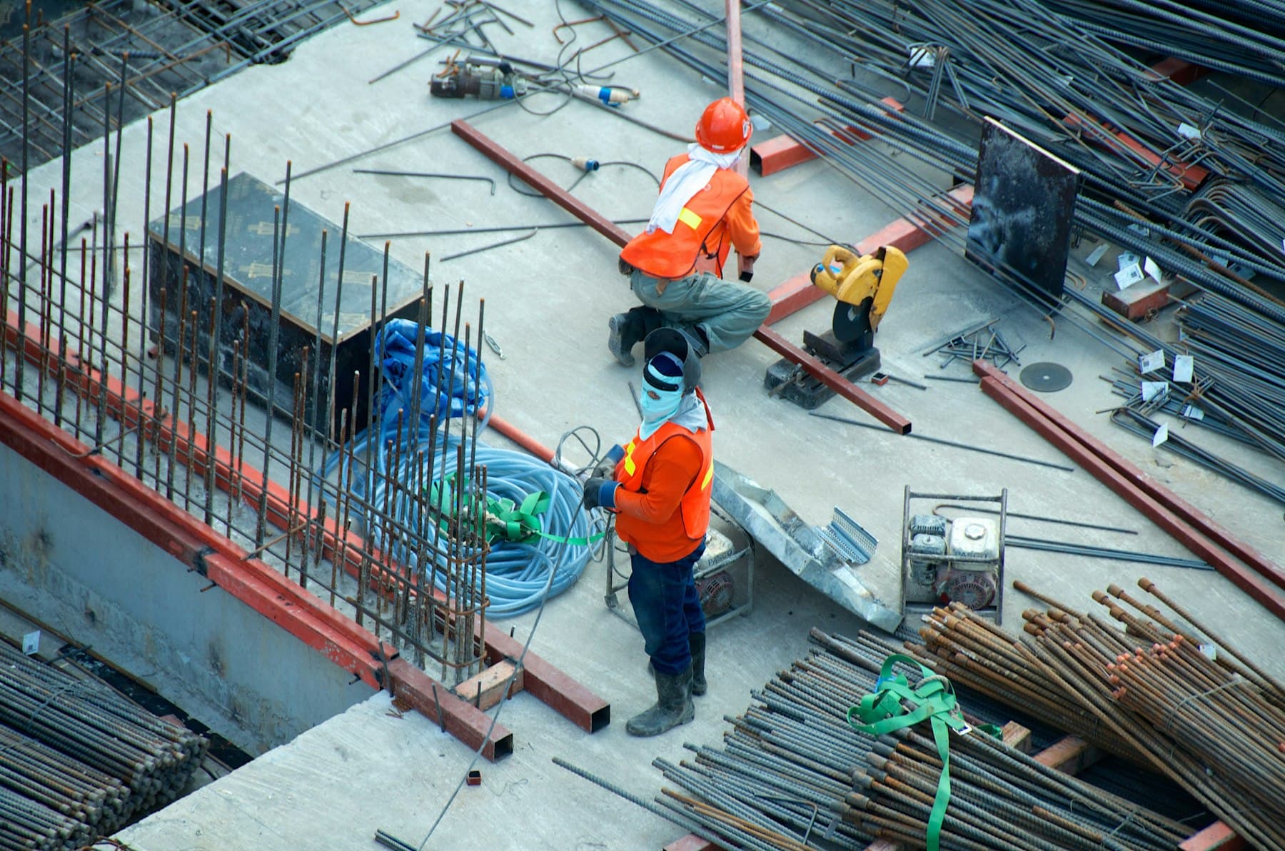 Équipe d'ouvriers équipés d'EPI sur un chantier