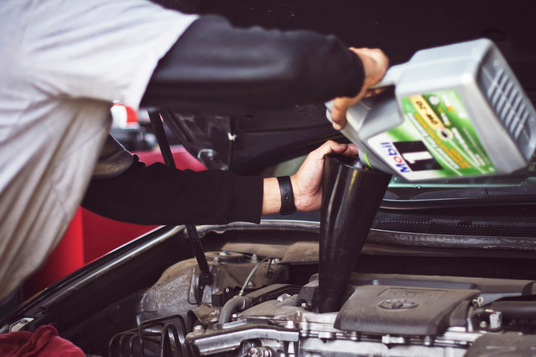 Technicien réalisant une opération de maintenance sur un moteur