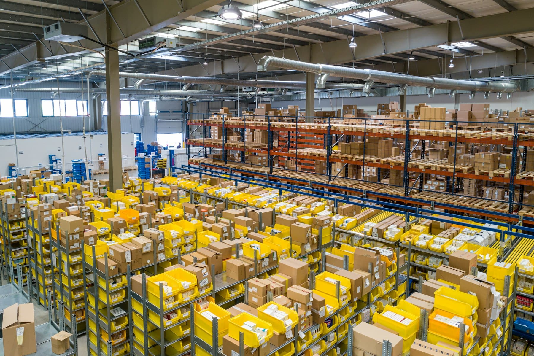 Entrepôt logistique rempli de colis prêts à être expédiés